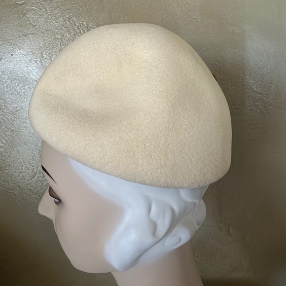 SUPERB DESIGNER OFF WHITE FELT HAT WITH "BIRD" MADE OF SMALL FEATHERS & QUILLS - Picture 4 of 11